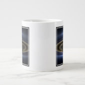 Mosaik des Saturn-Systems, das von der Sonne zurüc Jumbo-Tasse (Vorderseite)