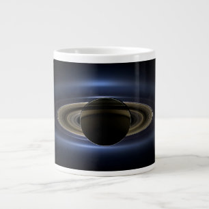 Mosaik des Saturn-Systems, das von der Sonne zurüc Jumbo-Tasse