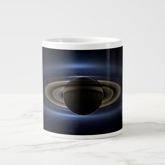 Mosaik des Saturn-Systems, das von der Sonne zurüc Jumbo-Tasse (Vorderseite)