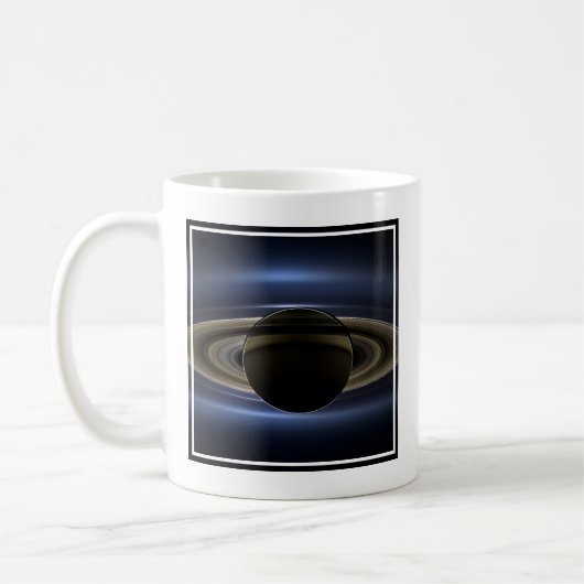 Mosaik des Saturn-Systems, das von der Sonne zurüc Kaffeetasse (Links)