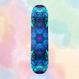 Mosaik Kaleidoskop Blume Blau und Lila Skateboard