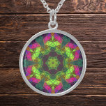 Mosaik Kaleidoskop Blume Grün rosa und Lila Sterling Silberkette<br><div class="desc">Dieses Mosaik Kaleidoskop-Design zeichnet sich durch brillante grüne,  lila und rosa Kacheln aus. Ein lebhaftes geometrisches Design,  inspiriert von Fraktalen,  Mandalasen und Mosaiken aus Buntglas. Holen Sie sich jetzt dieses schöne,  trippige Design und fügen Sie ein paar groovative Farben in Ihr Leben!</div>
