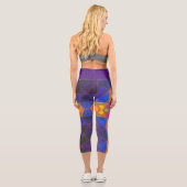 Mosaik Kaleidoskop Gelb Blau und Pink Le Capri Leggings (Rückseite)