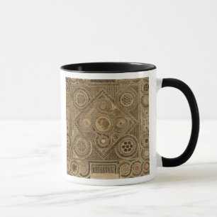 Mosaik-Plasterung vor dem Altar, überziehen A von Tasse