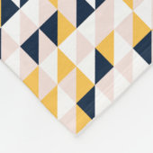 Mosaikdreiecke in Gelb, Rosa und Navy Blau Fleecedecke (Ecke)