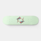 Mosaikfisch auf Grün Skateboard (Horizontal)