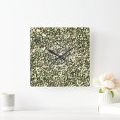 Mosaikschichten in rauem grünem Sepia und glitzern Quadratische Wanduhr (Zuhause)