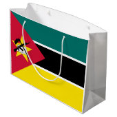 Mosambik-Flagge Große Geschenktüte (Rückseite Schrägansicht)
