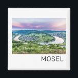 Moselle Loop Sunset Kroev Panorama Deutschland Magnet<br><div class="desc">Moselloop Sonnenuntergang bei Kroev Mont Royal Panorama. Moselfluss in Rheinland-Pfalz Deutschland Urlaub Souvenirgeschenk für Reisende und Weinliebhaber. Sie können das Design einfach anpassen und personlisieren,  indem Sie den gewollt Namen eingeben.</div>