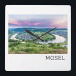 Moselle Loop Sunset Kroev Panorama Deutschland Quadratische Wanduhr<br><div class="desc">Moselloop Sonnenuntergang bei Kroev Mont Royal Panorama. Moselfluss in Rheinland-Pfalz Deutschland Urlaub Souvenirgeschenk für Reisende und Weinliebhaber. Sie können das Design einfach anpassen und personlisieren,  indem Sie den gewollt Namen eingeben.</div>