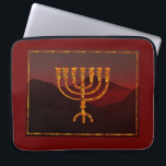 Moshe ist Menorah Laptopschutzhülle<br><div class="desc">In der Tora wird Moshe Rabbenu gesagt: "Du sollst eine Menorah aus reinem Gold machen, verprügelt werden, die Menorah wird hergestellt werden, ihr Fuß, ihr Ast, ihre Kugeln, ihre Knöpfe und ihre Blume werden daraus gequält werden " [Schmälert 25:31] und später "Sehen Sie, und konstruieren Sie, gemäß ihrer Form, die...</div>