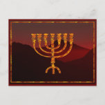 Moshe ist Menorah Postkarte<br><div class="desc">In der Tora wird Moshe Rabbenu gesagt: "Du sollst eine Menorah aus reinem Gold machen, verprügelt werden, die Menorah wird hergestellt werden, ihr Fuß, ihr Ast, ihre Kugeln, ihre Knöpfe und ihre Blume werden daraus gequält werden " [Schmälert 25:31] und später "Sehen Sie, und konstruieren Sie, gemäß ihrer Form, die...</div>