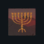 Moshe ist Menorah Stein-Magnet<br><div class="desc">Eine feurige siebenverzweigte Menorah überlagert auf einem dunklen gebirgigen Hintergrund. Fügen Sie Ihren eigenen Text hinzu. In der Tora wird Moshe Rabbenu gesagt: "Du sollst eine Menorah aus reinem Gold machen, verprügelt werden, die Menorah wird hergestellt werden, ihr Fuß, ihr Ast, ihre Kugeln, ihre Knöpfe und ihre Blume werden daraus...</div>