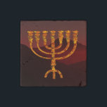 Moshe ist Menorah Stein-Magnet<br><div class="desc">Eine feurige siebenverzweigte Menorah überlagert auf einem dunklen gebirgigen Hintergrund. Fügen Sie Ihren eigenen Text hinzu. In der Tora wird Moshe Rabbenu gesagt: "Du sollst eine Menorah aus reinem Gold machen, verprügelt werden, die Menorah wird hergestellt werden, ihr Fuß, ihr Ast, ihre Kugeln, ihre Knöpfe und ihre Blume werden daraus...</div>