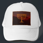 Moshe ist Menorah Truckerkappe<br><div class="desc">In der Tora wird Moshe Rabbenu gesagt: "Du sollst eine Menorah aus reinem Gold machen, verprügelt werden, die Menorah wird hergestellt werden, ihr Fuß, ihr Ast, ihre Kugeln, ihre Knöpfe und ihre Blume werden daraus gequält werden " [Schmälert 25:31] und später "Sehen Sie, und konstruieren Sie, gemäß ihrer Form, die...</div>