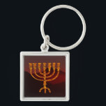 Moshes Menorah Schlüsselanhänger<br><div class="desc">Im Torah Moshe wird Rabbenu erklärt, "Sie machen ein Menorah vom reinen Gold, heraus geschlagen, werden das Menorah gemacht, seine Basis, seine Niederlassung, seine Becher, seine Griffe, und seine Blumen werden von ihr, " [Shmot 25:31] und später gehämmert, "sehen Sie und konstruieren Sie, entsprechend ihrer Form, dass Sie werden gezeigt...</div>