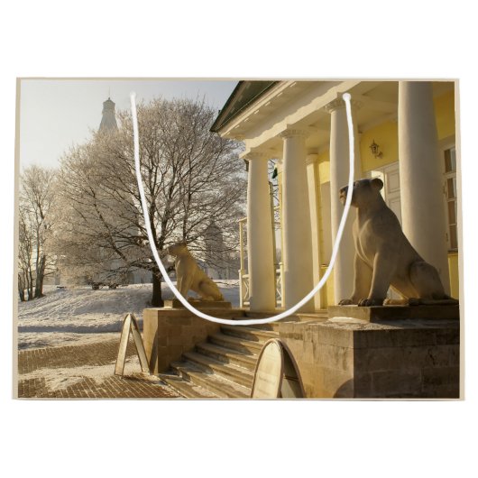 Moskau. Winter. Löwenskulptur. Große Geschenktüte (Vorderseite)