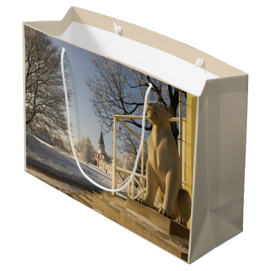 Moskau. Winter. Löwenskulptur. Große Geschenktüte (Rückseite Schrägansicht)