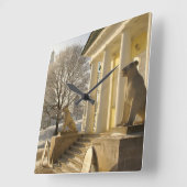 Moskau. Winter. Löwenskulptur. Quadratische Wanduhr (Winkel)