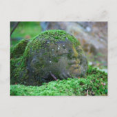Moss überdeckte japanische Tempelstatue Postkarte (Vorderseite)