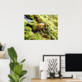 Mosses und Lichens mit winzigen Mushroom Poster (Heimbüro)