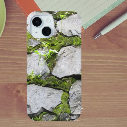 Mossy Rock Wall iPhone 16 Hülle