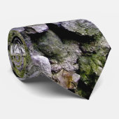 Mossy Stone Wall Krawatte (Gerollt)