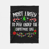 Most Likely To Peek Under The Christmas Tree Famil Fleecedecke (Vorderseite)