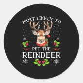 Most Likely To Pet The Reindeer Funny Christmas Pa Runder Aufkleber (Vorderseite)
