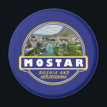 Mostar Bosnien und Herzegowina Reisetitelemblem Magnet<br><div class="desc">Mostar Retrodesign im Stil eines Emblems. Es ist bekannt für die ikonische Stari Most (Alte Brücke), eine rekonstruierte mittelalterliche Bogenbrücke.</div>