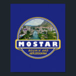 Mostar Bosnien und Herzegowina Reisetitelemblem Poster<br><div class="desc">Mostar Retrodesign im Stil eines Emblems. Es ist bekannt für die ikonische Stari Most (Alte Brücke),  eine rekonstruierte mittelalterliche Bogenbrücke.</div>