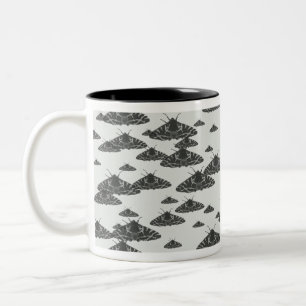 Moth am Abend lauert um Mitternacht Zweifarbige Tasse