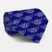 Moth Pattern - White on Deep Navy Blue Krawatte (Gerollt)