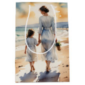 Mother and Daughter Walking the Beach Mittlere Geschenktüte (Vorderseite)