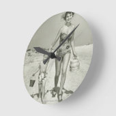 Mother and Son Walking Runde Wanduhr (Winkel)