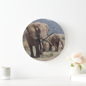 Mother elephant walking with elephant calf große wanduhr (Zuhause)