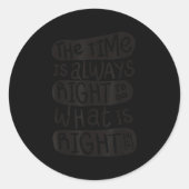 Motivation Quotes Shirt - The Time Is Always Right Runder Aufkleber (Vorderseite)