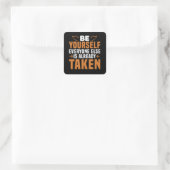 Motivation - Seien Sie selbst Quadratischer Aufkleber (Tasche)
