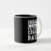 Motivation Zitat, die Zukunft Ausflug die Vergange Zweifarbige Tasse (VorderseiteRechts)