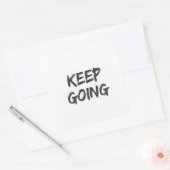 Motivational typography keep going paint stroke quadratischer aufkleber (Umschlag)