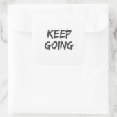 Motivational typography keep going paint stroke quadratischer aufkleber (Tasche)