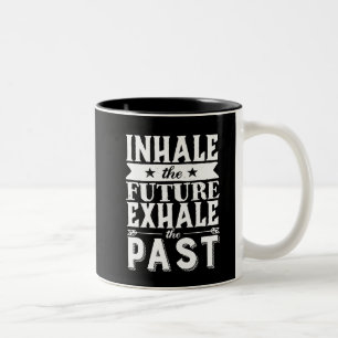 Motivationszitat Atme Die Zukunft Ausatmen Die Ver Zweifarbige Tasse