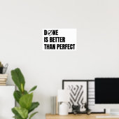 Motivierend Done ist besser als perfektes Klassenz Poster (Heimbüro)