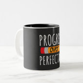 Motivierend Fortschritt über Perfektion Zweifarbige Tasse (Vorderseite Links)