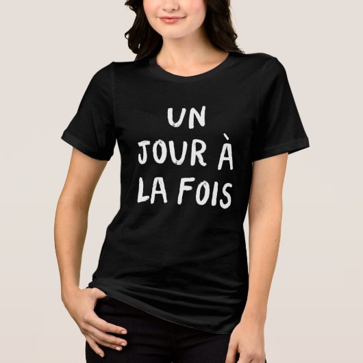 Motivierend französisches Un Jour à la Fois Zitat Tri-Blend Shirt (Vorderseite)