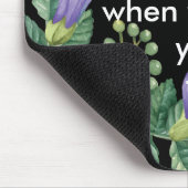 Motivierend Höhenlage Lila Blume Schwarz Mousepad (Ecke)