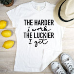 Motivierend, je härter ich arbeite, desto glücklic T-Shirt<br><div class="desc">Coole Stilkombination aus feinem Schriftart mit handgeschriebenem motivierend inspirierenden Text The Harder I Work The Luckier I get. Perfektes originelles Geschenk für alle hart arbeitenden Menschen, ob Studierende, Körperbauer, Unternehmer, und sie sind sich bewusst, dass Sie selbst der beste Schöpfer von Glück und Erfolg mit Ihrer harten Arbeit sind. Dieses...</div>