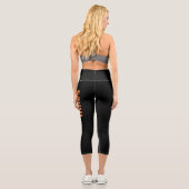 Motivierend Schwarz mit gelber Typografie Capri Leggings (Rückseite)