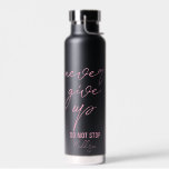 Motivierend schwarz-rosa Zitat nie aufgeben Trinkflasche<br><div class="desc">Personalisierte, motivierend Zitat-Wasserflasche mit rosa modernem Schriftart. Das Zitat: "Gib niemals auf. Hör nicht auf." Sie können dieses Design auf jedes andere Produkt auf Zazzle übertragen, schauen Sie sich an: "Transfer Design zu einem Produkt"!</div>