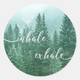Motivierend Wald als Exhale-Zitat Runder Aufkleber